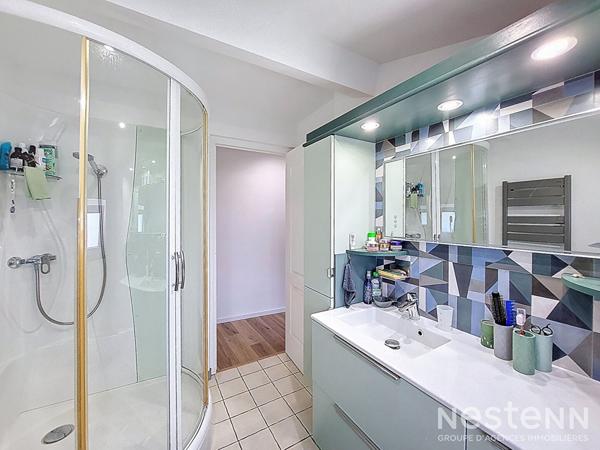 À vendre maison en pierre rénovée de 165 m² avec dépendances et parc paysagé de 4 100 m²