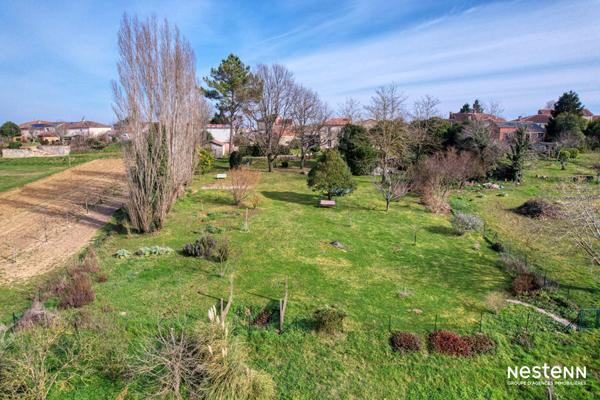 À vendre maison en pierre rénovée de 165 m² avec dépendances et parc paysagé de 4 100 m²