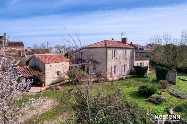 À vendre maison en pierre rénovée de 165 m² avec dépendances et parc paysagé de 4 100 m²