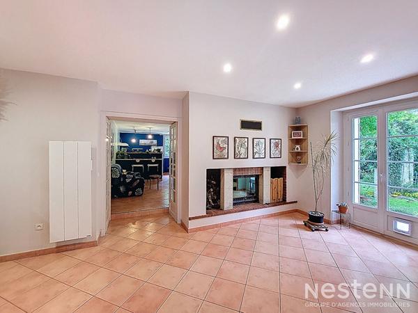 À vendre maison en pierre rénovée de 165 m² avec dépendances et parc paysagé de 4 100 m²