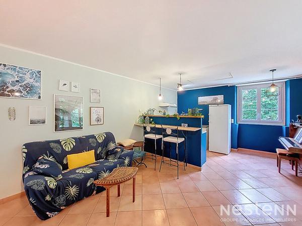 À vendre maison en pierre rénovée de 165 m² avec dépendances et parc paysagé de 4 100 m²