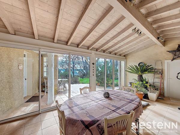 À vendre maison en pierre rénovée de 165 m² avec dépendances et parc paysagé de 4 100 m²