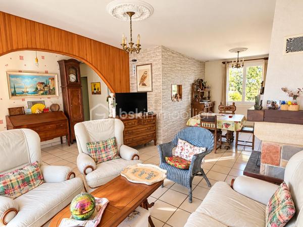 Vous recherchez une maison de plain-pied en campagne avec une parcelle de plus de 3500m2 sans aucun vis à vis ? J'ai peut-être votre future maison. 
Située sur la commune de LAUNAY-VILLIERS à 3 kms de ST PIERRE LA COUR, cette maison de 1973 à rafraichir, offre un beau potentiel à ses futurs propriétaires.
Nous commencerons la visite par une entrée de 4m2 qui dessert à droite le salon-séjour traversant de 27m2 et à gauche, la cuisine fermée de 11m2. Vous auriez préféré une grande pièce de vie ? Pas de soucis, vous pourrez aisément abattre les cloisons (murs non porteurs) et en faire une belle pièce de vie lumineuse. 
Nous poursuivrons la visite avec le coin nuit composé d'un wc séparé, d'une salle de bain de 5m2 environ et de deux chambres de 9m2 et d'une chambre de 10m2.
Toutes les menuiseries sont en pvc double vitrage et ont été changées en 2023. La toiture est en ardoises d'Espagne et a été refaite en 2008. Le tableau a été refait également ainsi que l'isolation des combles. 
Le mode de chauffage est au gaz avec en complément un insert bois avec répartiteur de chaleur dans toutes les pièces.  La fosse septique est conforme, elle a été changée en 2011. 
Coté stockage, un garage attenant pouvant également être transformé en extension de la maison si vous le souhaitez et une dépendance en pierre de 40m2 environ complète l'équipement de cette maison. 
Coté jardin, vous pourrez profitez en toute tranquillité d'une parcelle de plus de 3500m2 arborée, agrémentée d'un verger et d'un potager. 
Alors ce descriptif semble correspondre à votre recherche ? Appelez moi pour plus de renseignements et peut-être fixer une visite !
Et n'oubliez pas, la maison est située à moins de 4 minutes de Saint-Pierre-La-Cour, de Port-Brillet ou encore du Bourgneuf-La-Forêt, communes sur lesquelles vous aurez à disposition :  école privée ou publique, collège privé ou public, pôle enfance jeunesse, mais aussi, médecins, dentiste, kinés, centre de soins infirmiers, ostéopathes, orthophoniste, psychologue, sage-femme,  pharmacie, infirmières libérales ainsi que de nombreuses infrastructures sportives, des commerces (supérette, boulangerie, boucherie, coiffeurs, bar, etc), sans oublier des gares ferroviaires avec des arrêts quotidiens.