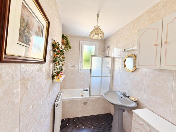 Vous recherchez une maison de plain-pied en campagne avec une parcelle de plus de 3500m2 sans aucun vis à vis ? J'ai peut-être votre future maison. 
Située sur la commune de LAUNAY-VILLIERS à 3 kms de ST PIERRE LA COUR, cette maison de 1973 à rafraichir, offre un beau potentiel à ses futurs propriétaires.
Nous commencerons la visite par une entrée de 4m2 qui dessert à droite le salon-séjour traversant de 27m2 et à gauche, la cuisine fermée de 11m2. Vous auriez préféré une grande pièce de vie ? Pas de soucis, vous pourrez aisément abattre les cloisons (murs non porteurs) et en faire une belle pièce de vie lumineuse. 
Nous poursuivrons la visite avec le coin nuit composé d'un wc séparé, d'une salle de bain de 5m2 environ et de deux chambres de 9m2 et d'une chambre de 10m2.
Toutes les menuiseries sont en pvc double vitrage et ont été changées en 2023. La toiture est en ardoises d'Espagne et a été refaite en 2008. Le tableau a été refait également ainsi que l'isolation des combles. 
Le mode de chauffage est au gaz avec en complément un insert bois avec répartiteur de chaleur dans toutes les pièces.  La fosse septique est conforme, elle a été changée en 2011. 
Coté stockage, un garage attenant pouvant également être transformé en extension de la maison si vous le souhaitez et une dépendance en pierre de 40m2 environ complète l'équipement de cette maison. 
Coté jardin, vous pourrez profitez en toute tranquillité d'une parcelle de plus de 3500m2 arborée, agrémentée d'un verger et d'un potager. 
Alors ce descriptif semble correspondre à votre recherche ? Appelez moi pour plus de renseignements et peut-être fixer une visite !
Et n'oubliez pas, la maison est située à moins de 4 minutes de Saint-Pierre-La-Cour, de Port-Brillet ou encore du Bourgneuf-La-Forêt, communes sur lesquelles vous aurez à disposition :  école privée ou publique, collège privé ou public, pôle enfance jeunesse, mais aussi, médecins, dentiste, kinés, centre de soins infirmiers, ostéopathes, orthophoniste, psychologue, sage-femme,  pharmacie, infirmières libérales ainsi que de nombreuses infrastructures sportives, des commerces (supérette, boulangerie, boucherie, coiffeurs, bar, etc), sans oublier des gares ferroviaires avec des arrêts quotidiens.