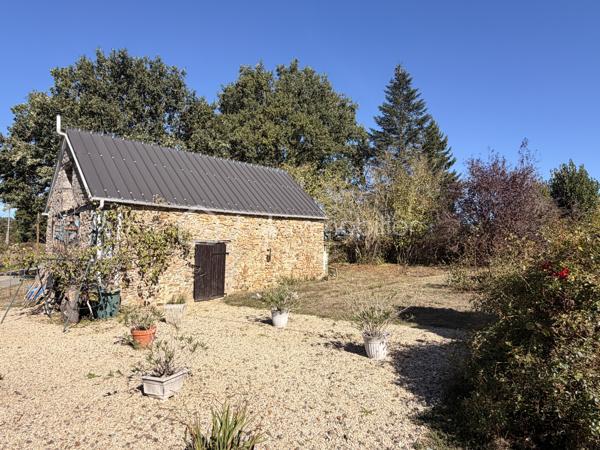 Vous recherchez une maison de plain-pied en campagne avec une parcelle de plus de 3500m2 sans aucun vis à vis ? J'ai peut-être votre future maison. 
Située sur la commune de LAUNAY-VILLIERS à 3 kms de ST PIERRE LA COUR, cette maison de 1973 à rafraichir, offre un beau potentiel à ses futurs propriétaires.
Nous commencerons la visite par une entrée de 4m2 qui dessert à droite le salon-séjour traversant de 27m2 et à gauche, la cuisine fermée de 11m2. Vous auriez préféré une grande pièce de vie ? Pas de soucis, vous pourrez aisément abattre les cloisons (murs non porteurs) et en faire une belle pièce de vie lumineuse. 
Nous poursuivrons la visite avec le coin nuit composé d'un wc séparé, d'une salle de bain de 5m2 environ et de deux chambres de 9m2 et d'une chambre de 10m2.
Toutes les menuiseries sont en pvc double vitrage et ont été changées en 2023. La toiture est en ardoises d'Espagne et a été refaite en 2008. Le tableau a été refait également ainsi que l'isolation des combles. 
Le mode de chauffage est au gaz avec en complément un insert bois avec répartiteur de chaleur dans toutes les pièces.  La fosse septique est conforme, elle a été changée en 2011. 
Coté stockage, un garage attenant pouvant également être transformé en extension de la maison si vous le souhaitez et une dépendance en pierre de 40m2 environ complète l'équipement de cette maison. 
Coté jardin, vous pourrez profitez en toute tranquillité d'une parcelle de plus de 3500m2 arborée, agrémentée d'un verger et d'un potager. 
Alors ce descriptif semble correspondre à votre recherche ? Appelez moi pour plus de renseignements et peut-être fixer une visite !
Et n'oubliez pas, la maison est située à moins de 4 minutes de Saint-Pierre-La-Cour, de Port-Brillet ou encore du Bourgneuf-La-Forêt, communes sur lesquelles vous aurez à disposition :  école privée ou publique, collège privé ou public, pôle enfance jeunesse, mais aussi, médecins, dentiste, kinés, centre de soins infirmiers, ostéopathes, orthophoniste, psychologue, sage-femme,  pharmacie, infirmières libérales ainsi que de nombreuses infrastructures sportives, des commerces (supérette, boulangerie, boucherie, coiffeurs, bar, etc), sans oublier des gares ferroviaires avec des arrêts quotidiens.