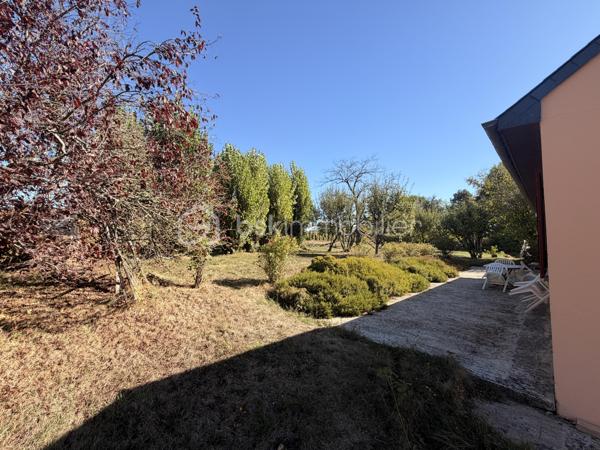 Vous recherchez une maison de plain-pied en campagne avec une parcelle de plus de 3500m2 sans aucun vis à vis ? J'ai peut-être votre future maison. 
Située sur la commune de LAUNAY-VILLIERS à 3 kms de ST PIERRE LA COUR, cette maison de 1973 à rafraichir, offre un beau potentiel à ses futurs propriétaires.
Nous commencerons la visite par une entrée de 4m2 qui dessert à droite le salon-séjour traversant de 27m2 et à gauche, la cuisine fermée de 11m2. Vous auriez préféré une grande pièce de vie ? Pas de soucis, vous pourrez aisément abattre les cloisons (murs non porteurs) et en faire une belle pièce de vie lumineuse. 
Nous poursuivrons la visite avec le coin nuit composé d'un wc séparé, d'une salle de bain de 5m2 environ et de deux chambres de 9m2 et d'une chambre de 10m2.
Toutes les menuiseries sont en pvc double vitrage et ont été changées en 2023. La toiture est en ardoises d'Espagne et a été refaite en 2008. Le tableau a été refait également ainsi que l'isolation des combles. 
Le mode de chauffage est au gaz avec en complément un insert bois avec répartiteur de chaleur dans toutes les pièces.  La fosse septique est conforme, elle a été changée en 2011. 
Coté stockage, un garage attenant pouvant également être transformé en extension de la maison si vous le souhaitez et une dépendance en pierre de 40m2 environ complète l'équipement de cette maison. 
Coté jardin, vous pourrez profitez en toute tranquillité d'une parcelle de plus de 3500m2 arborée, agrémentée d'un verger et d'un potager. 
Alors ce descriptif semble correspondre à votre recherche ? Appelez moi pour plus de renseignements et peut-être fixer une visite !
Et n'oubliez pas, la maison est située à moins de 4 minutes de Saint-Pierre-La-Cour, de Port-Brillet ou encore du Bourgneuf-La-Forêt, communes sur lesquelles vous aurez à disposition :  école privée ou publique, collège privé ou public, pôle enfance jeunesse, mais aussi, médecins, dentiste, kinés, centre de soins infirmiers, ostéopathes, orthophoniste, psychologue, sage-femme,  pharmacie, infirmières libérales ainsi que de nombreuses infrastructures sportives, des commerces (supérette, boulangerie, boucherie, coiffeurs, bar, etc), sans oublier des gares ferroviaires avec des arrêts quotidiens.