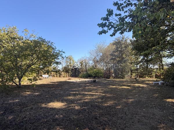 Vous recherchez une maison de plain-pied en campagne avec une parcelle de plus de 3500m2 sans aucun vis à vis ? J'ai peut-être votre future maison. 
Située sur la commune de LAUNAY-VILLIERS à 3 kms de ST PIERRE LA COUR, cette maison de 1973 à rafraichir, offre un beau potentiel à ses futurs propriétaires.
Nous commencerons la visite par une entrée de 4m2 qui dessert à droite le salon-séjour traversant de 27m2 et à gauche, la cuisine fermée de 11m2. Vous auriez préféré une grande pièce de vie ? Pas de soucis, vous pourrez aisément abattre les cloisons (murs non porteurs) et en faire une belle pièce de vie lumineuse. 
Nous poursuivrons la visite avec le coin nuit composé d'un wc séparé, d'une salle de bain de 5m2 environ et de deux chambres de 9m2 et d'une chambre de 10m2.
Toutes les menuiseries sont en pvc double vitrage et ont été changées en 2023. La toiture est en ardoises d'Espagne et a été refaite en 2008. Le tableau a été refait également ainsi que l'isolation des combles. 
Le mode de chauffage est au gaz avec en complément un insert bois avec répartiteur de chaleur dans toutes les pièces.  La fosse septique est conforme, elle a été changée en 2011. 
Coté stockage, un garage attenant pouvant également être transformé en extension de la maison si vous le souhaitez et une dépendance en pierre de 40m2 environ complète l'équipement de cette maison. 
Coté jardin, vous pourrez profitez en toute tranquillité d'une parcelle de plus de 3500m2 arborée, agrémentée d'un verger et d'un potager. 
Alors ce descriptif semble correspondre à votre recherche ? Appelez moi pour plus de renseignements et peut-être fixer une visite !
Et n'oubliez pas, la maison est située à moins de 4 minutes de Saint-Pierre-La-Cour, de Port-Brillet ou encore du Bourgneuf-La-Forêt, communes sur lesquelles vous aurez à disposition :  école privée ou publique, collège privé ou public, pôle enfance jeunesse, mais aussi, médecins, dentiste, kinés, centre de soins infirmiers, ostéopathes, orthophoniste, psychologue, sage-femme,  pharmacie, infirmières libérales ainsi que de nombreuses infrastructures sportives, des commerces (supérette, boulangerie, boucherie, coiffeurs, bar, etc), sans oublier des gares ferroviaires avec des arrêts quotidiens.