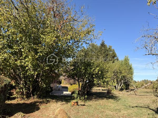 Vous recherchez une maison de plain-pied en campagne avec une parcelle de plus de 3500m2 sans aucun vis à vis ? J'ai peut-être votre future maison. 
Située sur la commune de LAUNAY-VILLIERS à 3 kms de ST PIERRE LA COUR, cette maison de 1973 à rafraichir, offre un beau potentiel à ses futurs propriétaires.
Nous commencerons la visite par une entrée de 4m2 qui dessert à droite le salon-séjour traversant de 27m2 et à gauche, la cuisine fermée de 11m2. Vous auriez préféré une grande pièce de vie ? Pas de soucis, vous pourrez aisément abattre les cloisons (murs non porteurs) et en faire une belle pièce de vie lumineuse. 
Nous poursuivrons la visite avec le coin nuit composé d'un wc séparé, d'une salle de bain de 5m2 environ et de deux chambres de 9m2 et d'une chambre de 10m2.
Toutes les menuiseries sont en pvc double vitrage et ont été changées en 2023. La toiture est en ardoises d'Espagne et a été refaite en 2008. Le tableau a été refait également ainsi que l'isolation des combles. 
Le mode de chauffage est au gaz avec en complément un insert bois avec répartiteur de chaleur dans toutes les pièces.  La fosse septique est conforme, elle a été changée en 2011. 
Coté stockage, un garage attenant pouvant également être transformé en extension de la maison si vous le souhaitez et une dépendance en pierre de 40m2 environ complète l'équipement de cette maison. 
Coté jardin, vous pourrez profitez en toute tranquillité d'une parcelle de plus de 3500m2 arborée, agrémentée d'un verger et d'un potager. 
Alors ce descriptif semble correspondre à votre recherche ? Appelez moi pour plus de renseignements et peut-être fixer une visite !
Et n'oubliez pas, la maison est située à moins de 4 minutes de Saint-Pierre-La-Cour, de Port-Brillet ou encore du Bourgneuf-La-Forêt, communes sur lesquelles vous aurez à disposition :  école privée ou publique, collège privé ou public, pôle enfance jeunesse, mais aussi, médecins, dentiste, kinés, centre de soins infirmiers, ostéopathes, orthophoniste, psychologue, sage-femme,  pharmacie, infirmières libérales ainsi que de nombreuses infrastructures sportives, des commerces (supérette, boulangerie, boucherie, coiffeurs, bar, etc), sans oublier des gares ferroviaires avec des arrêts quotidiens.