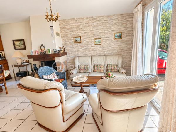 Vous recherchez une maison de plain-pied en campagne avec une parcelle de plus de 3500m2 sans aucun vis à vis ? J'ai peut-être votre future maison. 
Située sur la commune de LAUNAY-VILLIERS à 3 kms de ST PIERRE LA COUR, cette maison de 1973 à rafraichir, offre un beau potentiel à ses futurs propriétaires.
Nous commencerons la visite par une entrée de 4m2 qui dessert à droite le salon-séjour traversant de 27m2 et à gauche, la cuisine fermée de 11m2. Vous auriez préféré une grande pièce de vie ? Pas de soucis, vous pourrez aisément abattre les cloisons (murs non porteurs) et en faire une belle pièce de vie lumineuse. 
Nous poursuivrons la visite avec le coin nuit composé d'un wc séparé, d'une salle de bain de 5m2 environ et de deux chambres de 9m2 et d'une chambre de 10m2.
Toutes les menuiseries sont en pvc double vitrage et ont été changées en 2023. La toiture est en ardoises d'Espagne et a été refaite en 2008. Le tableau a été refait également ainsi que l'isolation des combles. 
Le mode de chauffage est au gaz avec en complément un insert bois avec répartiteur de chaleur dans toutes les pièces.  La fosse septique est conforme, elle a été changée en 2011. 
Coté stockage, un garage attenant pouvant également être transformé en extension de la maison si vous le souhaitez et une dépendance en pierre de 40m2 environ complète l'équipement de cette maison. 
Coté jardin, vous pourrez profitez en toute tranquillité d'une parcelle de plus de 3500m2 arborée, agrémentée d'un verger et d'un potager. 
Alors ce descriptif semble correspondre à votre recherche ? Appelez moi pour plus de renseignements et peut-être fixer une visite !
Et n'oubliez pas, la maison est située à moins de 4 minutes de Saint-Pierre-La-Cour, de Port-Brillet ou encore du Bourgneuf-La-Forêt, communes sur lesquelles vous aurez à disposition :  école privée ou publique, collège privé ou public, pôle enfance jeunesse, mais aussi, médecins, dentiste, kinés, centre de soins infirmiers, ostéopathes, orthophoniste, psychologue, sage-femme,  pharmacie, infirmières libérales ainsi que de nombreuses infrastructures sportives, des commerces (supérette, boulangerie, boucherie, coiffeurs, bar, etc), sans oublier des gares ferroviaires avec des arrêts quotidiens.