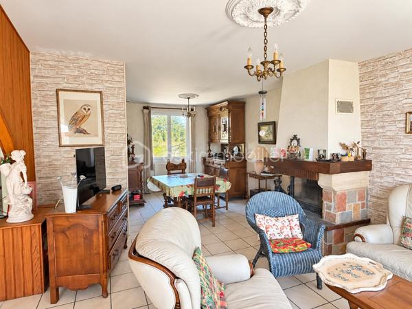 Vous recherchez une maison de plain-pied en campagne avec une parcelle de plus de 3500m2 sans aucun vis à vis ? J'ai peut-être votre future maison. 
Située sur la commune de LAUNAY-VILLIERS à 3 kms de ST PIERRE LA COUR, cette maison de 1973 à rafraichir, offre un beau potentiel à ses futurs propriétaires.
Nous commencerons la visite par une entrée de 4m2 qui dessert à droite le salon-séjour traversant de 27m2 et à gauche, la cuisine fermée de 11m2. Vous auriez préféré une grande pièce de vie ? Pas de soucis, vous pourrez aisément abattre les cloisons (murs non porteurs) et en faire une belle pièce de vie lumineuse. 
Nous poursuivrons la visite avec le coin nuit composé d'un wc séparé, d'une salle de bain de 5m2 environ et de deux chambres de 9m2 et d'une chambre de 10m2.
Toutes les menuiseries sont en pvc double vitrage et ont été changées en 2023. La toiture est en ardoises d'Espagne et a été refaite en 2008. Le tableau a été refait également ainsi que l'isolation des combles. 
Le mode de chauffage est au gaz avec en complément un insert bois avec répartiteur de chaleur dans toutes les pièces.  La fosse septique est conforme, elle a été changée en 2011. 
Coté stockage, un garage attenant pouvant également être transformé en extension de la maison si vous le souhaitez et une dépendance en pierre de 40m2 environ complète l'équipement de cette maison. 
Coté jardin, vous pourrez profitez en toute tranquillité d'une parcelle de plus de 3500m2 arborée, agrémentée d'un verger et d'un potager. 
Alors ce descriptif semble correspondre à votre recherche ? Appelez moi pour plus de renseignements et peut-être fixer une visite !
Et n'oubliez pas, la maison est située à moins de 4 minutes de Saint-Pierre-La-Cour, de Port-Brillet ou encore du Bourgneuf-La-Forêt, communes sur lesquelles vous aurez à disposition :  école privée ou publique, collège privé ou public, pôle enfance jeunesse, mais aussi, médecins, dentiste, kinés, centre de soins infirmiers, ostéopathes, orthophoniste, psychologue, sage-femme,  pharmacie, infirmières libérales ainsi que de nombreuses infrastructures sportives, des commerces (supérette, boulangerie, boucherie, coiffeurs, bar, etc), sans oublier des gares ferroviaires avec des arrêts quotidiens.