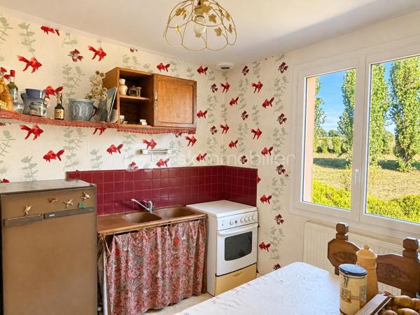 Vous recherchez une maison de plain-pied en campagne avec une parcelle de plus de 3500m2 sans aucun vis à vis ? J'ai peut-être votre future maison. 
Située sur la commune de LAUNAY-VILLIERS à 3 kms de ST PIERRE LA COUR, cette maison de 1973 à rafraichir, offre un beau potentiel à ses futurs propriétaires.
Nous commencerons la visite par une entrée de 4m2 qui dessert à droite le salon-séjour traversant de 27m2 et à gauche, la cuisine fermée de 11m2. Vous auriez préféré une grande pièce de vie ? Pas de soucis, vous pourrez aisément abattre les cloisons (murs non porteurs) et en faire une belle pièce de vie lumineuse. 
Nous poursuivrons la visite avec le coin nuit composé d'un wc séparé, d'une salle de bain de 5m2 environ et de deux chambres de 9m2 et d'une chambre de 10m2.
Toutes les menuiseries sont en pvc double vitrage et ont été changées en 2023. La toiture est en ardoises d'Espagne et a été refaite en 2008. Le tableau a été refait également ainsi que l'isolation des combles. 
Le mode de chauffage est au gaz avec en complément un insert bois avec répartiteur de chaleur dans toutes les pièces.  La fosse septique est conforme, elle a été changée en 2011. 
Coté stockage, un garage attenant pouvant également être transformé en extension de la maison si vous le souhaitez et une dépendance en pierre de 40m2 environ complète l'équipement de cette maison. 
Coté jardin, vous pourrez profitez en toute tranquillité d'une parcelle de plus de 3500m2 arborée, agrémentée d'un verger et d'un potager. 
Alors ce descriptif semble correspondre à votre recherche ? Appelez moi pour plus de renseignements et peut-être fixer une visite !
Et n'oubliez pas, la maison est située à moins de 4 minutes de Saint-Pierre-La-Cour, de Port-Brillet ou encore du Bourgneuf-La-Forêt, communes sur lesquelles vous aurez à disposition :  école privée ou publique, collège privé ou public, pôle enfance jeunesse, mais aussi, médecins, dentiste, kinés, centre de soins infirmiers, ostéopathes, orthophoniste, psychologue, sage-femme,  pharmacie, infirmières libérales ainsi que de nombreuses infrastructures sportives, des commerces (supérette, boulangerie, boucherie, coiffeurs, bar, etc), sans oublier des gares ferroviaires avec des arrêts quotidiens.
