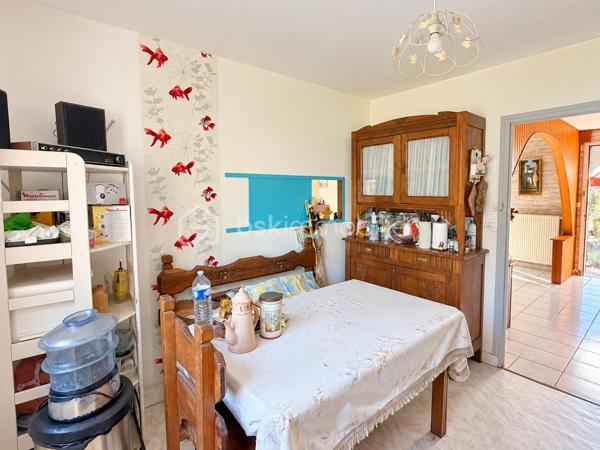 Vous recherchez une maison de plain-pied en campagne avec une parcelle de plus de 3500m2 sans aucun vis à vis ? J'ai peut-être votre future maison. 
Située sur la commune de LAUNAY-VILLIERS à 3 kms de ST PIERRE LA COUR, cette maison de 1973 à rafraichir, offre un beau potentiel à ses futurs propriétaires.
Nous commencerons la visite par une entrée de 4m2 qui dessert à droite le salon-séjour traversant de 27m2 et à gauche, la cuisine fermée de 11m2. Vous auriez préféré une grande pièce de vie ? Pas de soucis, vous pourrez aisément abattre les cloisons (murs non porteurs) et en faire une belle pièce de vie lumineuse. 
Nous poursuivrons la visite avec le coin nuit composé d'un wc séparé, d'une salle de bain de 5m2 environ et de deux chambres de 9m2 et d'une chambre de 10m2.
Toutes les menuiseries sont en pvc double vitrage et ont été changées en 2023. La toiture est en ardoises d'Espagne et a été refaite en 2008. Le tableau a été refait également ainsi que l'isolation des combles. 
Le mode de chauffage est au gaz avec en complément un insert bois avec répartiteur de chaleur dans toutes les pièces.  La fosse septique est conforme, elle a été changée en 2011. 
Coté stockage, un garage attenant pouvant également être transformé en extension de la maison si vous le souhaitez et une dépendance en pierre de 40m2 environ complète l'équipement de cette maison. 
Coté jardin, vous pourrez profitez en toute tranquillité d'une parcelle de plus de 3500m2 arborée, agrémentée d'un verger et d'un potager. 
Alors ce descriptif semble correspondre à votre recherche ? Appelez moi pour plus de renseignements et peut-être fixer une visite !
Et n'oubliez pas, la maison est située à moins de 4 minutes de Saint-Pierre-La-Cour, de Port-Brillet ou encore du Bourgneuf-La-Forêt, communes sur lesquelles vous aurez à disposition :  école privée ou publique, collège privé ou public, pôle enfance jeunesse, mais aussi, médecins, dentiste, kinés, centre de soins infirmiers, ostéopathes, orthophoniste, psychologue, sage-femme,  pharmacie, infirmières libérales ainsi que de nombreuses infrastructures sportives, des commerces (supérette, boulangerie, boucherie, coiffeurs, bar, etc), sans oublier des gares ferroviaires avec des arrêts quotidiens.