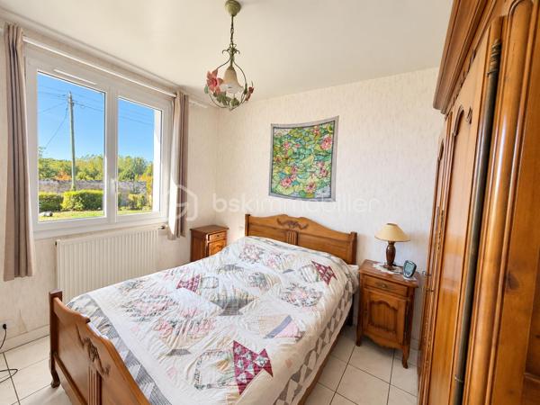 Vous recherchez une maison de plain-pied en campagne avec une parcelle de plus de 3500m2 sans aucun vis à vis ? J'ai peut-être votre future maison. 
Située sur la commune de LAUNAY-VILLIERS à 3 kms de ST PIERRE LA COUR, cette maison de 1973 à rafraichir, offre un beau potentiel à ses futurs propriétaires.
Nous commencerons la visite par une entrée de 4m2 qui dessert à droite le salon-séjour traversant de 27m2 et à gauche, la cuisine fermée de 11m2. Vous auriez préféré une grande pièce de vie ? Pas de soucis, vous pourrez aisément abattre les cloisons (murs non porteurs) et en faire une belle pièce de vie lumineuse. 
Nous poursuivrons la visite avec le coin nuit composé d'un wc séparé, d'une salle de bain de 5m2 environ et de deux chambres de 9m2 et d'une chambre de 10m2.
Toutes les menuiseries sont en pvc double vitrage et ont été changées en 2023. La toiture est en ardoises d'Espagne et a été refaite en 2008. Le tableau a été refait également ainsi que l'isolation des combles. 
Le mode de chauffage est au gaz avec en complément un insert bois avec répartiteur de chaleur dans toutes les pièces.  La fosse septique est conforme, elle a été changée en 2011. 
Coté stockage, un garage attenant pouvant également être transformé en extension de la maison si vous le souhaitez et une dépendance en pierre de 40m2 environ complète l'équipement de cette maison. 
Coté jardin, vous pourrez profitez en toute tranquillité d'une parcelle de plus de 3500m2 arborée, agrémentée d'un verger et d'un potager. 
Alors ce descriptif semble correspondre à votre recherche ? Appelez moi pour plus de renseignements et peut-être fixer une visite !
Et n'oubliez pas, la maison est située à moins de 4 minutes de Saint-Pierre-La-Cour, de Port-Brillet ou encore du Bourgneuf-La-Forêt, communes sur lesquelles vous aurez à disposition :  école privée ou publique, collège privé ou public, pôle enfance jeunesse, mais aussi, médecins, dentiste, kinés, centre de soins infirmiers, ostéopathes, orthophoniste, psychologue, sage-femme,  pharmacie, infirmières libérales ainsi que de nombreuses infrastructures sportives, des commerces (supérette, boulangerie, boucherie, coiffeurs, bar, etc), sans oublier des gares ferroviaires avec des arrêts quotidiens.