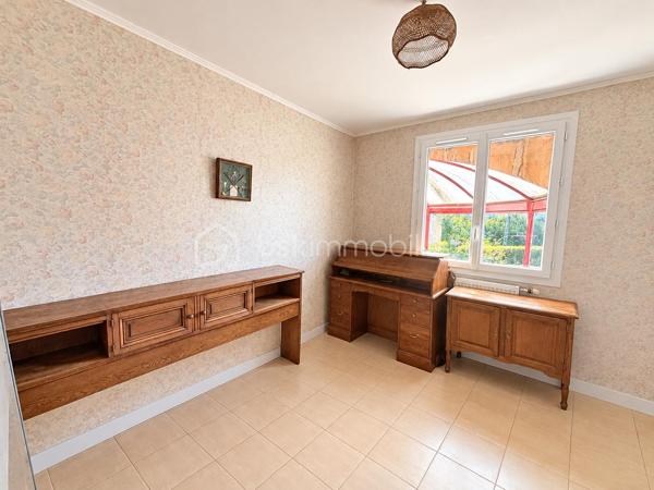 Vous recherchez une maison de plain-pied en campagne avec une parcelle de plus de 3500m2 sans aucun vis à vis ? J'ai peut-être votre future maison. 
Située sur la commune de LAUNAY-VILLIERS à 3 kms de ST PIERRE LA COUR, cette maison de 1973 à rafraichir, offre un beau potentiel à ses futurs propriétaires.
Nous commencerons la visite par une entrée de 4m2 qui dessert à droite le salon-séjour traversant de 27m2 et à gauche, la cuisine fermée de 11m2. Vous auriez préféré une grande pièce de vie ? Pas de soucis, vous pourrez aisément abattre les cloisons (murs non porteurs) et en faire une belle pièce de vie lumineuse. 
Nous poursuivrons la visite avec le coin nuit composé d'un wc séparé, d'une salle de bain de 5m2 environ et de deux chambres de 9m2 et d'une chambre de 10m2.
Toutes les menuiseries sont en pvc double vitrage et ont été changées en 2023. La toiture est en ardoises d'Espagne et a été refaite en 2008. Le tableau a été refait également ainsi que l'isolation des combles. 
Le mode de chauffage est au gaz avec en complément un insert bois avec répartiteur de chaleur dans toutes les pièces.  La fosse septique est conforme, elle a été changée en 2011. 
Coté stockage, un garage attenant pouvant également être transformé en extension de la maison si vous le souhaitez et une dépendance en pierre de 40m2 environ complète l'équipement de cette maison. 
Coté jardin, vous pourrez profitez en toute tranquillité d'une parcelle de plus de 3500m2 arborée, agrémentée d'un verger et d'un potager. 
Alors ce descriptif semble correspondre à votre recherche ? Appelez moi pour plus de renseignements et peut-être fixer une visite !
Et n'oubliez pas, la maison est située à moins de 4 minutes de Saint-Pierre-La-Cour, de Port-Brillet ou encore du Bourgneuf-La-Forêt, communes sur lesquelles vous aurez à disposition :  école privée ou publique, collège privé ou public, pôle enfance jeunesse, mais aussi, médecins, dentiste, kinés, centre de soins infirmiers, ostéopathes, orthophoniste, psychologue, sage-femme,  pharmacie, infirmières libérales ainsi que de nombreuses infrastructures sportives, des commerces (supérette, boulangerie, boucherie, coiffeurs, bar, etc), sans oublier des gares ferroviaires avec des arrêts quotidiens.