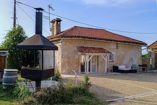 Propriété de trois maisons au calme