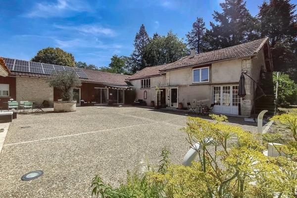 Propriété de trois maisons au calme