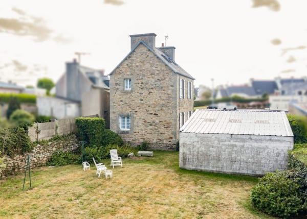 Maison en pierre avec jardin, garage et terrain constructible à Roscoff 29680