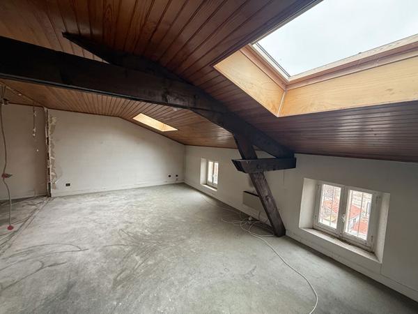 Agen. Appartement de 3 pièces de 59,81m2 située en coeur de ville au 4ème étage. Cet appartement à rénover possède un très bon potentiel avec des multiples possibilités. L'appartement est situé dans résidence calme en impasse il possède également un celli , Agen