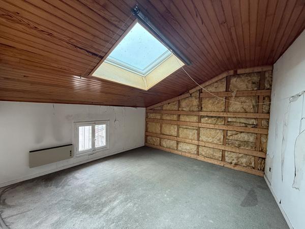 Agen. Appartement de 3 pièces de 59,81m2 située en coeur de ville au 4ème étage. Cet appartement à rénover possède un très bon potentiel avec des multiples possibilités. L'appartement est situé dans résidence calme en impasse il possède également un celli , Agen