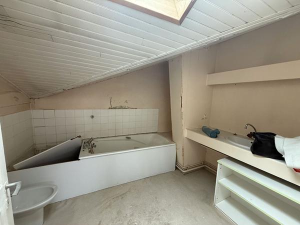 Agen. Appartement de 3 pièces de 59,81m2 située en coeur de ville au 4ème étage. Cet appartement à rénover possède un très bon potentiel avec des multiples possibilités. L'appartement est situé dans résidence calme en impasse il possède également un celli , Agen