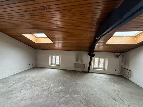 Agen. Appartement de 3 pièces de 59,81m2 située en coeur de ville au 4ème étage. Cet appartement à rénover possède un très bon potentiel avec des multiples possibilités. L'appartement est situé dans résidence calme en impasse il possède également un celli , Agen