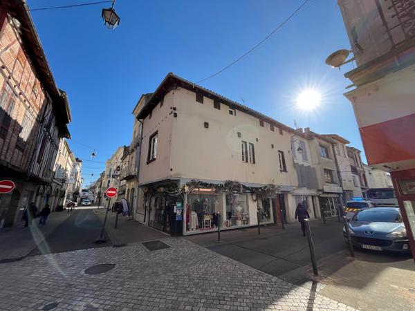 Villeneuve sur Lot, situé sur la place de l'Eglise Sainte Catherine, IMMEUBLE DE RAPPORT de 91 m2 habitables comprenant 1 lot commercial et un lot d'habitation. Rentabilité très bonne de 10,8 % avec 11 880 € de loyers bruts annuels. * Le local commercial , Villeneuve sur lot