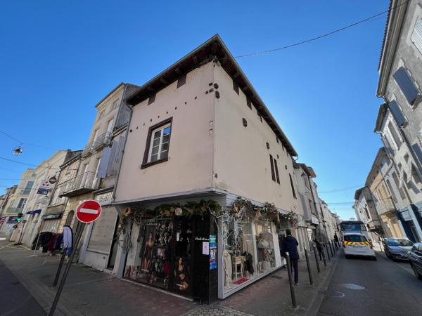 Villeneuve sur Lot, situé sur la place de l'Eglise Sainte Catherine, IMMEUBLE DE RAPPORT de 91 m2 habitables comprenant 1 lot commercial et un lot d'habitation. Rentabilité très bonne de 10,8 % avec 11 880 € de loyers bruts annuels. * Le local commercial , Villeneuve sur lot