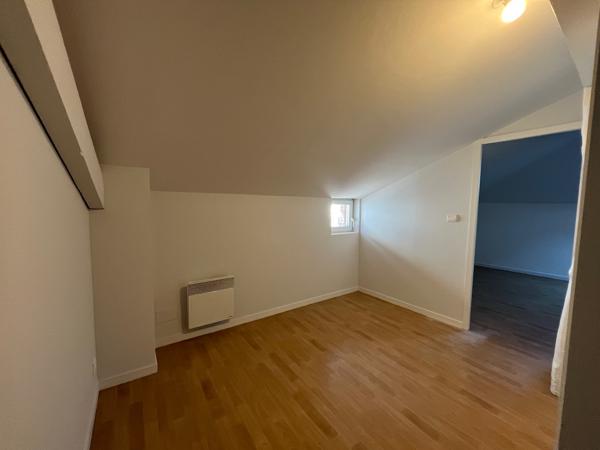 Villeneuve sur Lot, situé sur la place de l'Eglise Sainte Catherine, IMMEUBLE DE RAPPORT de 91 m2 habitables comprenant 1 lot commercial et un lot d'habitation. Rentabilité très bonne de 10,8 % avec 11 880 € de loyers bruts annuels. * Le local commercial , Villeneuve sur lot