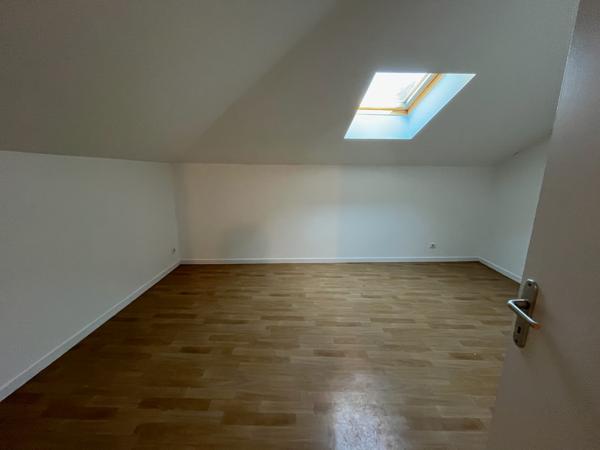 Villeneuve sur Lot, situé sur la place de l'Eglise Sainte Catherine, IMMEUBLE DE RAPPORT de 91 m2 habitables comprenant 1 lot commercial et un lot d'habitation. Rentabilité très bonne de 10,8 % avec 11 880 € de loyers bruts annuels. * Le local commercial , Villeneuve sur lot
