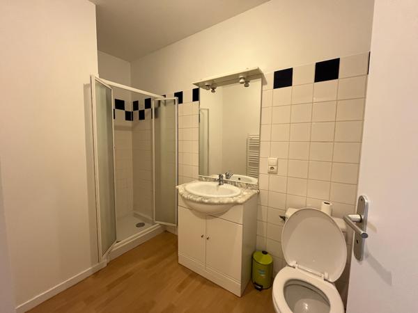 Villeneuve sur Lot, situé sur la place de l'Eglise Sainte Catherine, IMMEUBLE DE RAPPORT de 91 m2 habitables comprenant 1 lot commercial et un lot d'habitation. Rentabilité très bonne de 10,8 % avec 11 880 € de loyers bruts annuels. * Le local commercial , Villeneuve sur lot