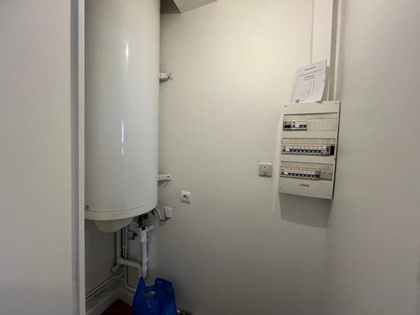Villeneuve sur Lot, situé sur la place de l'Eglise Sainte Catherine, IMMEUBLE DE RAPPORT de 91 m2 habitables comprenant 1 lot commercial et un lot d'habitation. Rentabilité très bonne de 10,8 % avec 11 880 € de loyers bruts annuels. * Le local commercial , Villeneuve sur lot