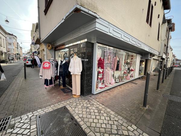 Villeneuve sur Lot, situé sur la place de l'Eglise Sainte Catherine, IMMEUBLE DE RAPPORT de 91 m2 habitables comprenant 1 lot commercial et un lot d'habitation. Rentabilité très bonne de 10,8 % avec 11 880 € de loyers bruts annuels. * Le local commercial , Villeneuve sur lot