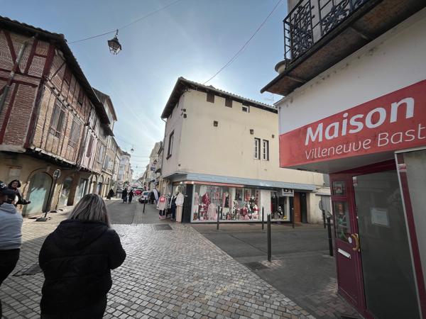 Villeneuve sur Lot, situé sur la place de l'Eglise Sainte Catherine, IMMEUBLE DE RAPPORT de 91 m2 habitables comprenant 1 lot commercial et un lot d'habitation. Rentabilité très bonne de 10,8 % avec 11 880 € de loyers bruts annuels. * Le local commercial , Villeneuve sur lot