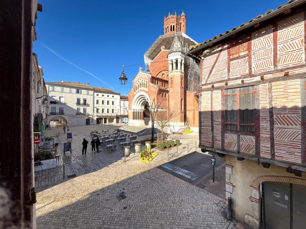 Villeneuve sur Lot, situé sur la place de l'Eglise Sainte Catherine, IMMEUBLE DE RAPPORT de 91 m2 habitables comprenant 1 lot commercial et un lot d'habitation. Rentabilité très bonne de 10,8 % avec 11 880 € de loyers bruts annuels. * Le local commercial , Villeneuve sur lot