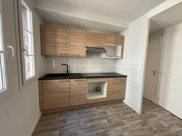 Villeneuve sur Lot, situé sur la place de l'Eglise Sainte Catherine, IMMEUBLE DE RAPPORT de 91 m2 habitables comprenant 1 lot commercial et un lot d'habitation. Rentabilité très bonne de 10,8 % avec 11 880 € de loyers bruts annuels. * Le local commercial , Villeneuve sur lot