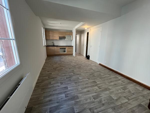 Villeneuve sur Lot, situé sur la place de l'Eglise Sainte Catherine, IMMEUBLE DE RAPPORT de 91 m2 habitables comprenant 1 lot commercial et un lot d'habitation. Rentabilité très bonne de 10,8 % avec 11 880 € de loyers bruts annuels. * Le local commercial , Villeneuve sur lot