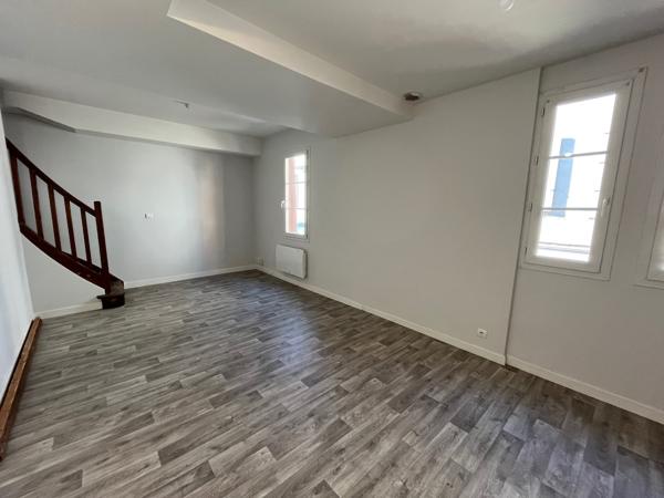 Villeneuve sur Lot, situé sur la place de l'Eglise Sainte Catherine, IMMEUBLE DE RAPPORT de 91 m2 habitables comprenant 1 lot commercial et un lot d'habitation. Rentabilité très bonne de 10,8 % avec 11 880 € de loyers bruts annuels. * Le local commercial , Villeneuve sur lot