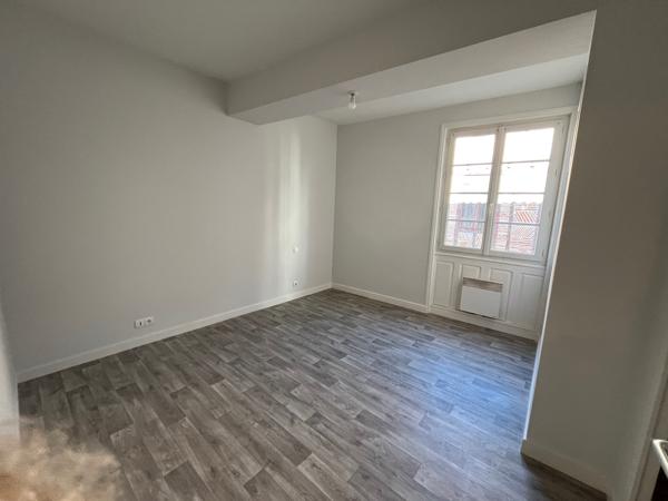 Villeneuve sur Lot, situé sur la place de l'Eglise Sainte Catherine, IMMEUBLE DE RAPPORT de 91 m2 habitables comprenant 1 lot commercial et un lot d'habitation. Rentabilité très bonne de 10,8 % avec 11 880 € de loyers bruts annuels. * Le local commercial , Villeneuve sur lot