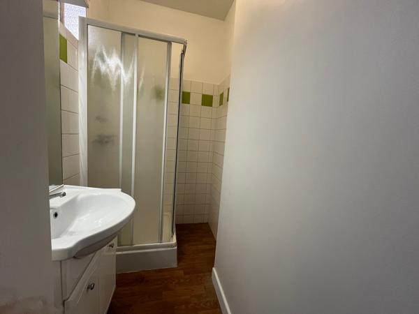 Villeneuve sur Lot, situé sur la place de l'Eglise Sainte Catherine, IMMEUBLE DE RAPPORT de 91 m2 habitables comprenant 1 lot commercial et un lot d'habitation. Rentabilité très bonne de 10,8 % avec 11 880 € de loyers bruts annuels. * Le local commercial , Villeneuve sur lot