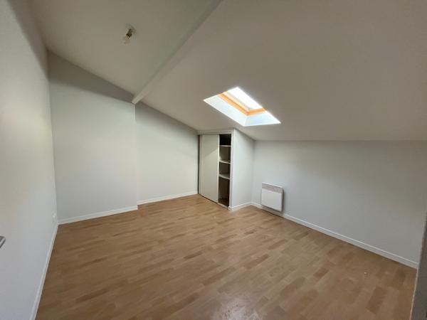 Villeneuve sur Lot, situé sur la place de l'Eglise Sainte Catherine, IMMEUBLE DE RAPPORT de 91 m2 habitables comprenant 1 lot commercial et un lot d'habitation. Rentabilité très bonne de 10,8 % avec 11 880 € de loyers bruts annuels. * Le local commercial , Villeneuve sur lot