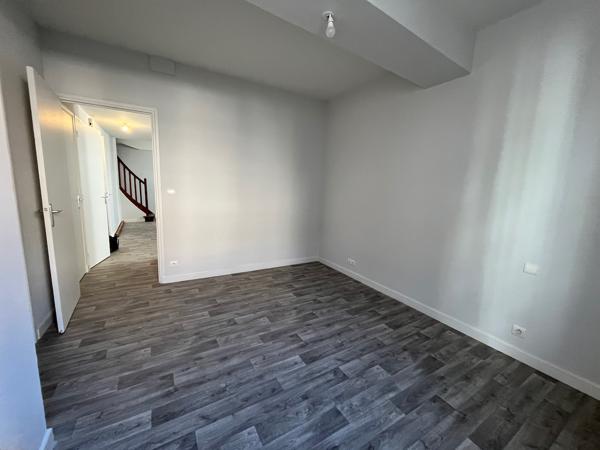 Villeneuve sur Lot, situé sur la place de l'Eglise Sainte Catherine, IMMEUBLE DE RAPPORT de 91 m2 habitables comprenant 1 lot commercial et un lot d'habitation. Rentabilité très bonne de 10,8 % avec 11 880 € de loyers bruts annuels. * Le local commercial , Villeneuve sur lot