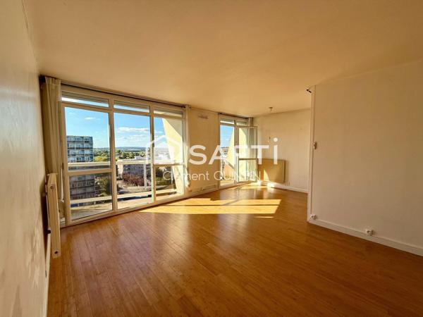 DERNIER ÉTAGE – LUMINEUX – GARE À PIED