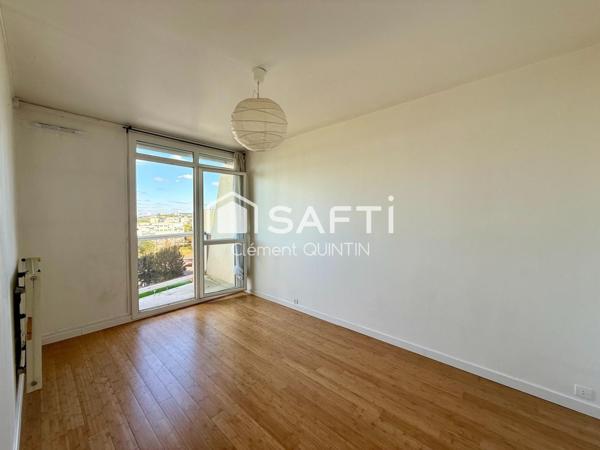 DERNIER ÉTAGE – LUMINEUX – GARE À PIED