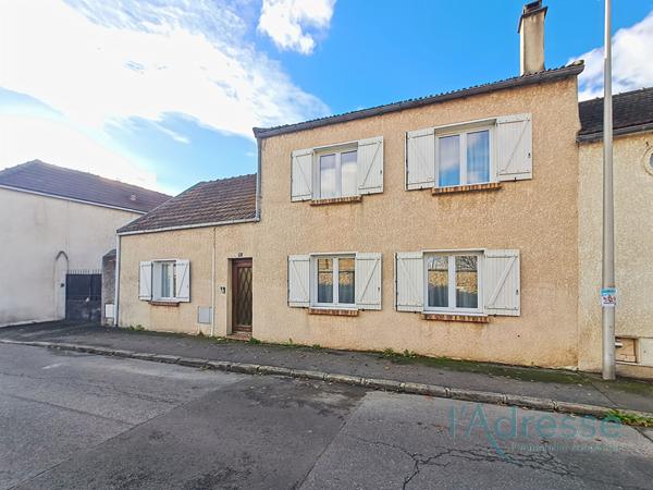 Maison Familiale Spacieuse avec Triple Garage, Terrasse et Dépendances ? Terrain de 540 m²