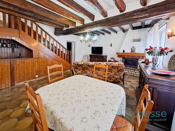 Maison Familiale Spacieuse avec Triple Garage, Terrasse et Dépendances ? Terrain de 540 m²