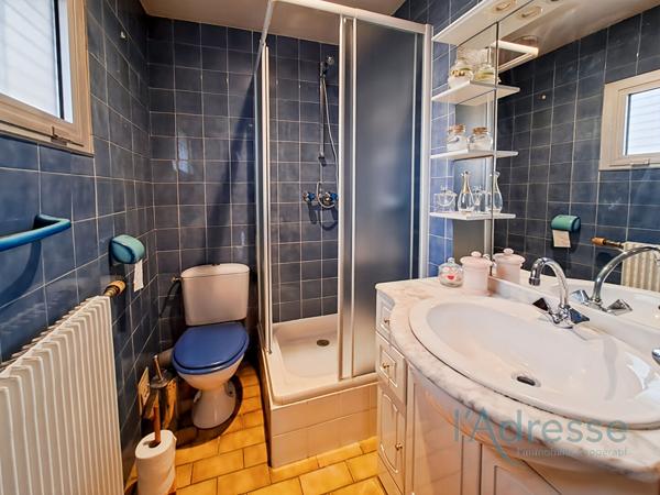 Maison Familiale Spacieuse avec Triple Garage, Terrasse et Dépendances ? Terrain de 540 m²