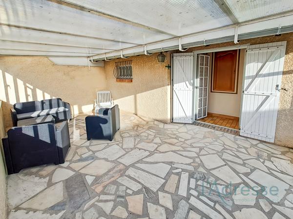 Maison Familiale Spacieuse avec Triple Garage, Terrasse et Dépendances ? Terrain de 540 m²