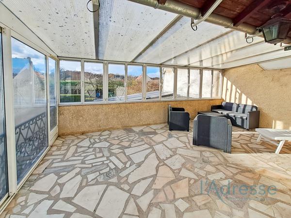 Maison Familiale Spacieuse avec Triple Garage, Terrasse et Dépendances ? Terrain de 540 m²