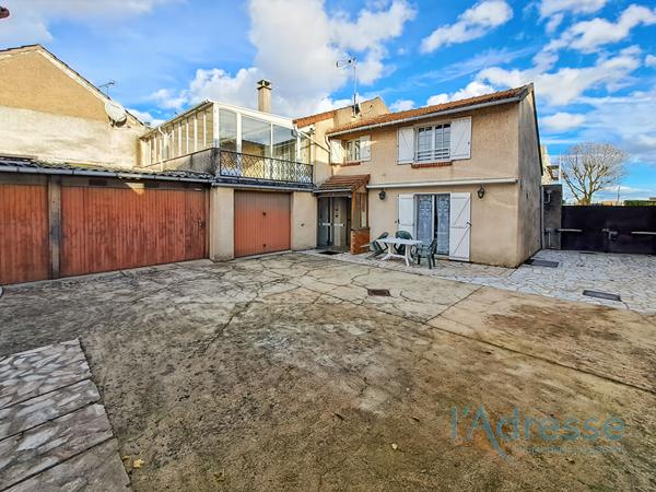 Maison Familiale Spacieuse avec Triple Garage, Terrasse et Dépendances ? Terrain de 540 m²