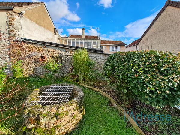 Maison Familiale Spacieuse avec Triple Garage, Terrasse et Dépendances ? Terrain de 540 m²